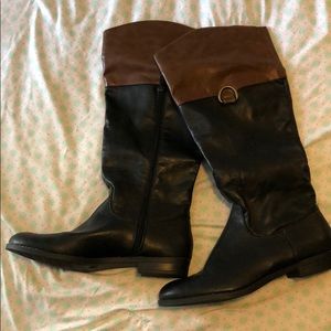 Never worn! 9.5 two tone boots